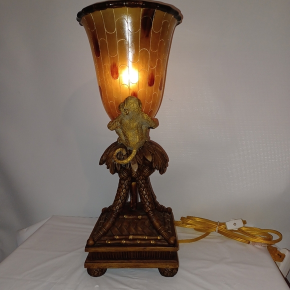 Vintage Intricate Lamp. Monkeys On Palm Tree Ratan Resin Base Mosaic Amber Shade - Picture 7 of 16